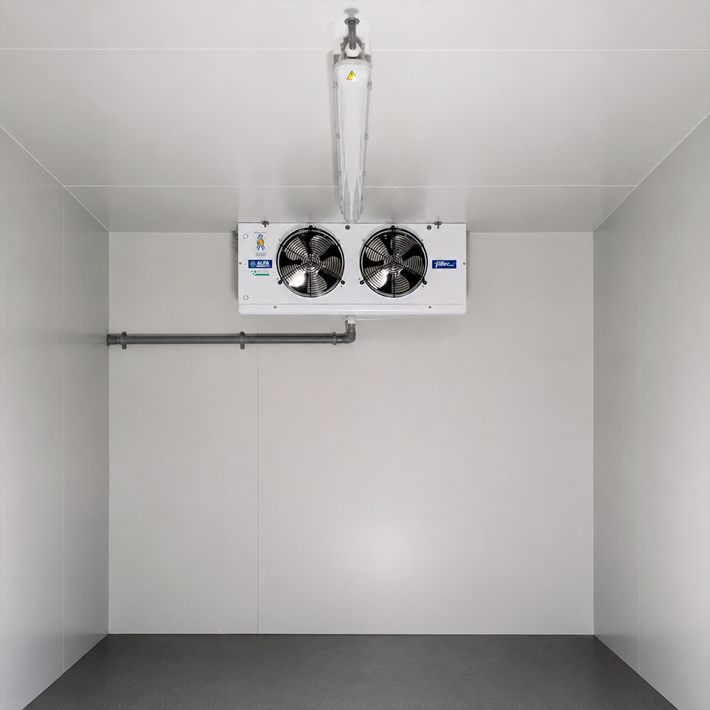 Moderne koelcel met professionele koeltechniek installatie en plafondkoeler