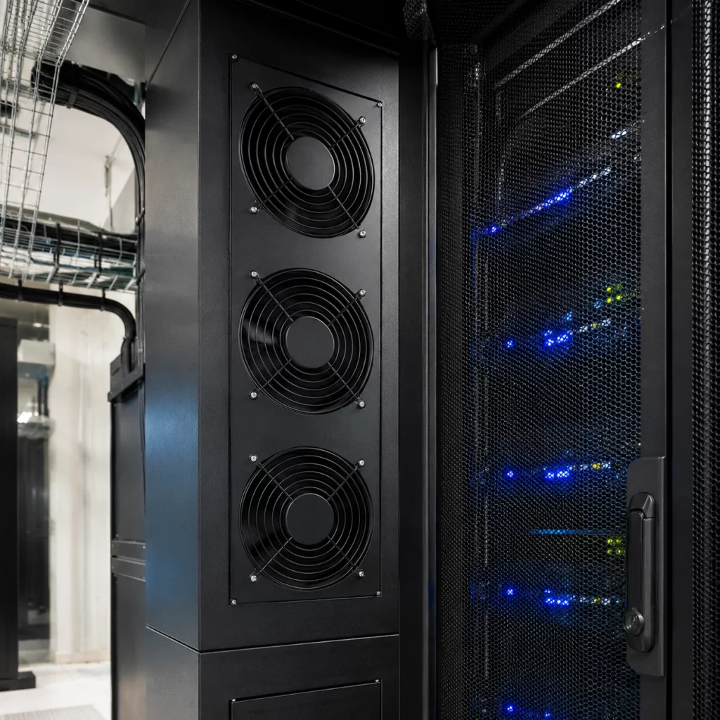 Professionele koeling naast serverracks in een moderne technische ruimte