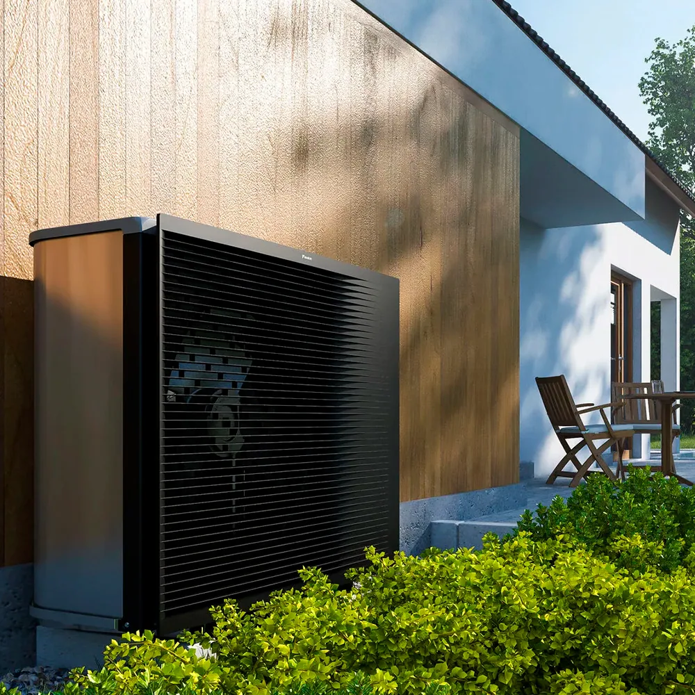 Warmtepomp buitenunit geplaatst in tuin bij moderne woning door Mikotech