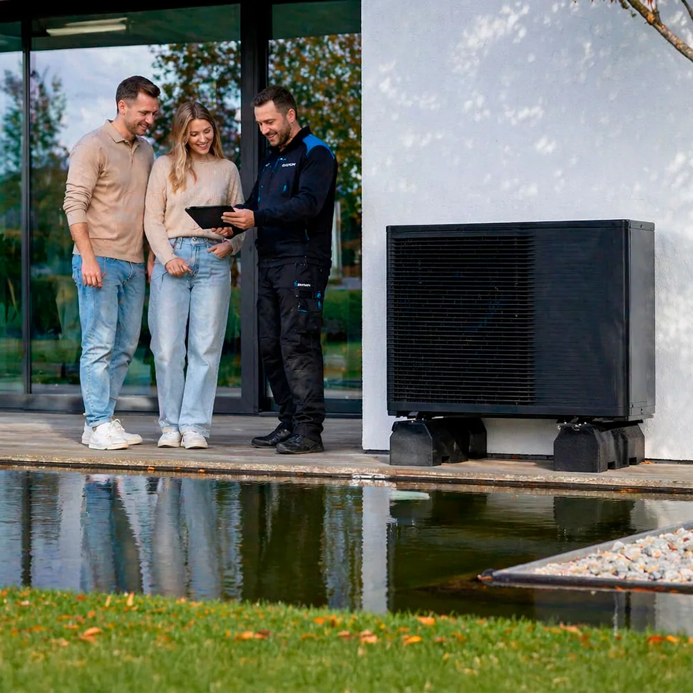 Mikotech monteur geeft advies over warmtepomp installatie aan stel bij moderne woning